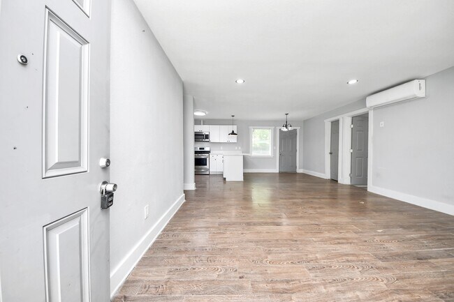 Building Photo - 5738 Kenilwood Dr