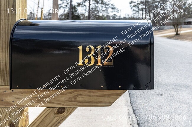 Foto del edificio - 1312 Celeste Dr