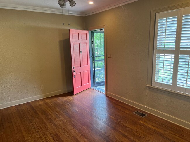 Building Photo - 2 bed, 1 bath near Central and Highland