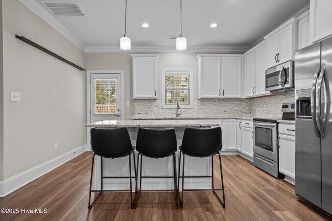 Building Photo - 127 Lark Dr