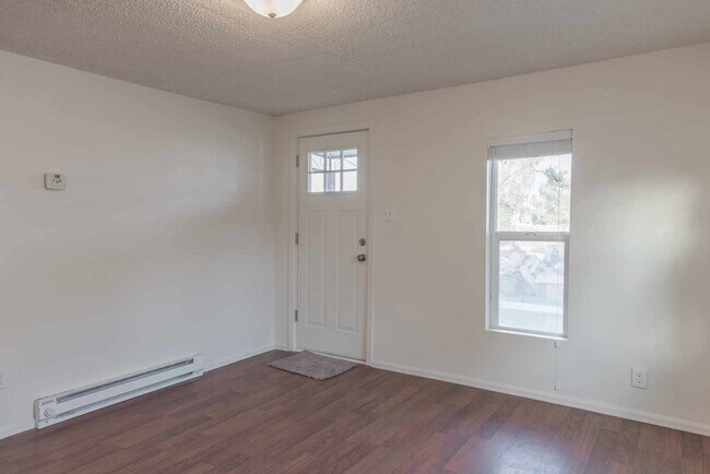 Foto del edificio - UPDATED 2 Bedrm  1Bath Home - Granite, Stainless Steel Appliances