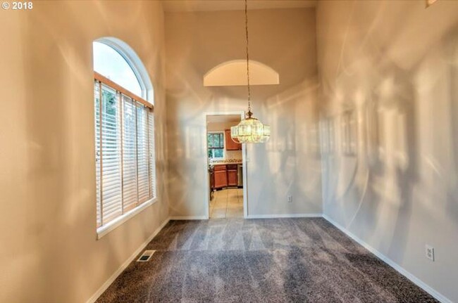 Foto del edificio - Felida Gem... 4 bedroom, 2.5 bath availabl...