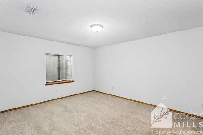 Foto del edificio - Spacious 3 Bedroom off of North Rock!