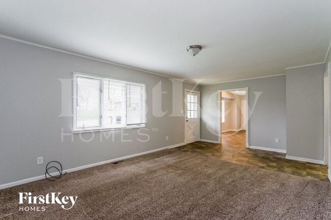 Building Photo - 104 E Oak St