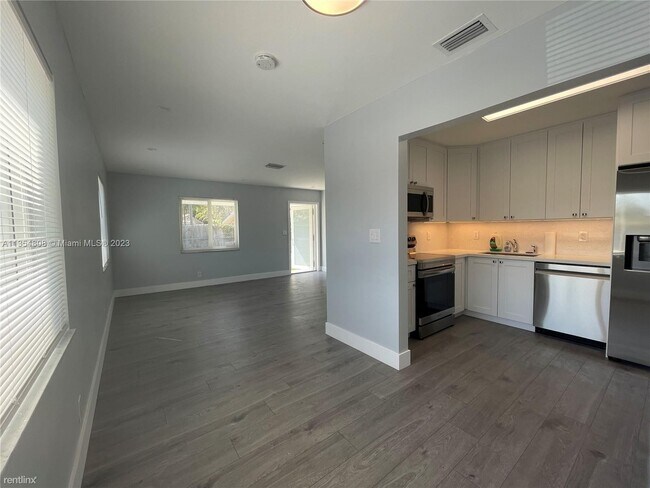 Foto del edificio - 3 br, 2 bath House - 105 NE 30th Ct # 105