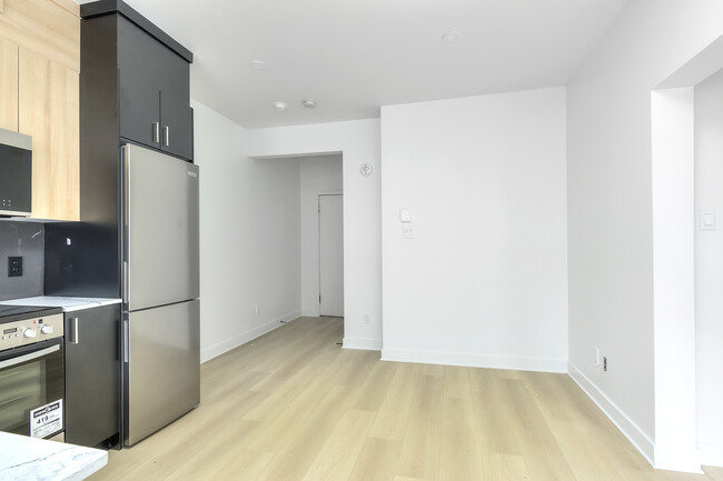Building Photo - 2080 Av Lincoln