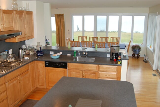Kitchen and Dining area - 28 E Rampasture Rd