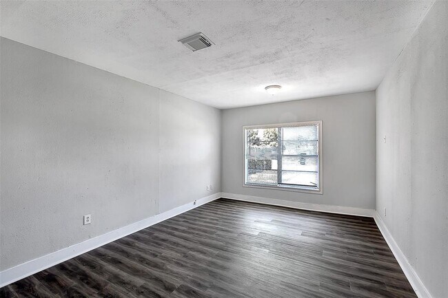 Building Photo - 5654 Belcrest St
