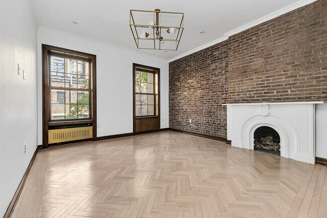 Building Photo - 121 E 37th St