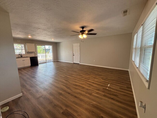 Building Photo - Comfort Meets Convenience in This Updated ...