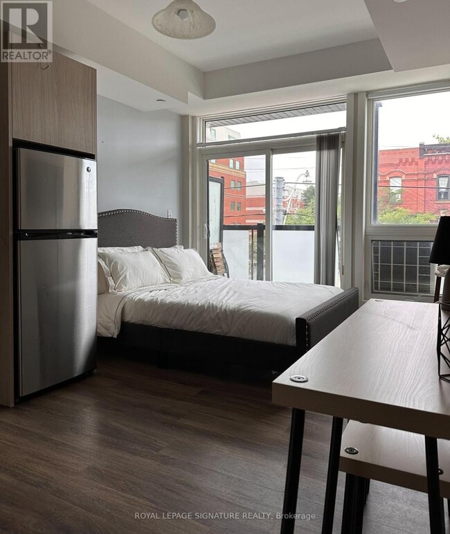 Building Photo - 335 College St