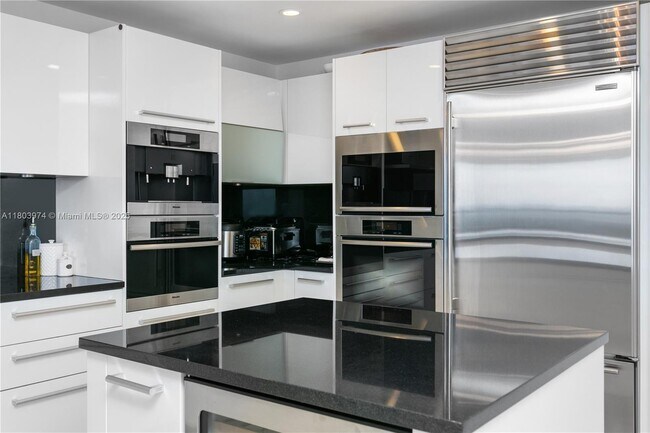 Foto del edificio - 17121 Collins Ave