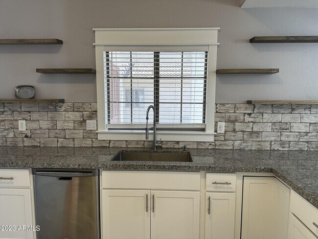 Building Photo - 2026 E Aire Libre Ave