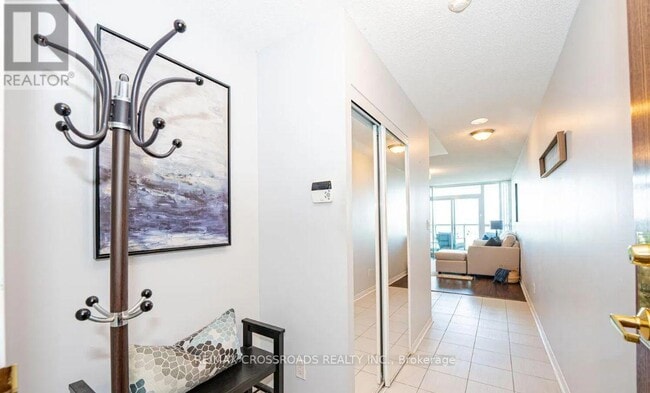 Building Photo - 4900 Glen Erin Dr