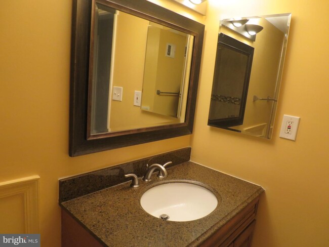 Building Photo - 3323 Huntley Square Dr