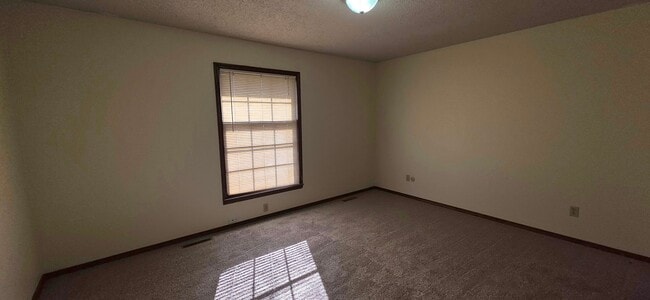 Foto del edificio - 2000 Square feet Duplex Southeast!  $1195