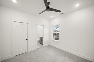 Building Photo - 2811 Anita St