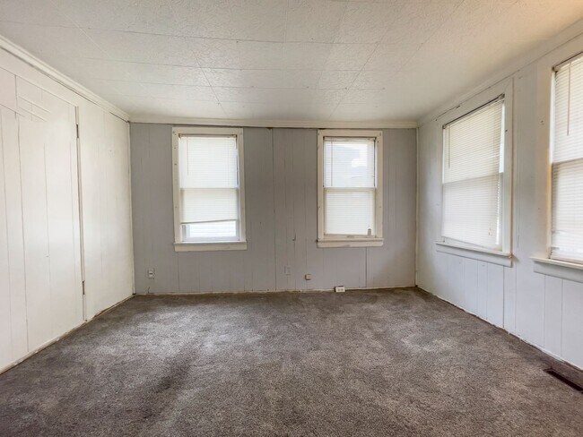 Foto del edificio - Fall into this cozy 3-Bedroom Home with a fenced in yard & detached garage!