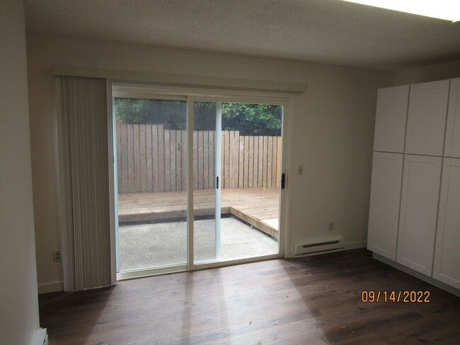 Building Photo - MOVE-IN SPECIAL!*** Fully Remodeled Townho...