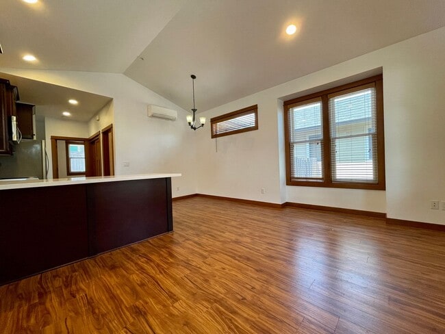 Building Photo - Gorgeous Cottage in Oregon City~ Hardwood Floors~ Private Back Area~ Washer/Dryer~ A/C