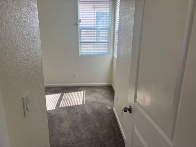 Building Photo - 613 Sweet Pea St