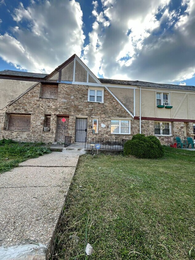 Primary Photo - Three Bedroom One And A Half Bath Corner P...