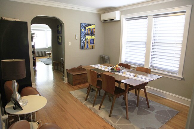Dining room - 2323 W Melrose St