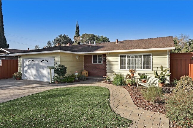 Foto del edificio - Beautifully Updated Single Family Home with Sparkling Pool