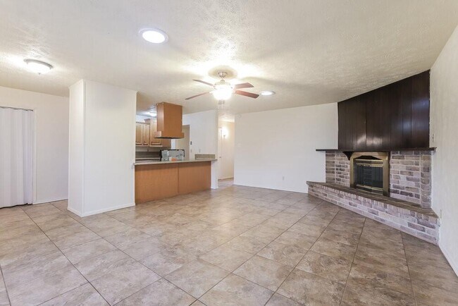 Building Photo - 14602 Flair Dr