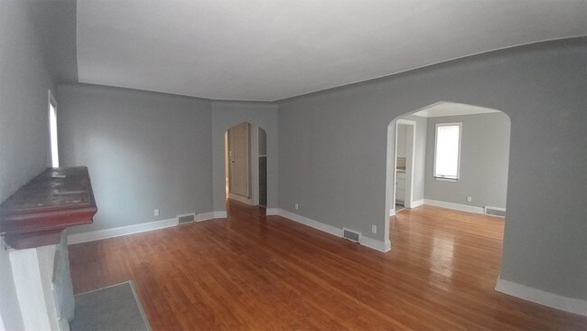 Building Photo - 10408 Roxbury St