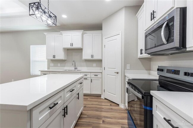 Building Photo - 9 Cedar Ave E