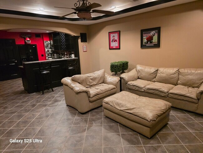 Family room/kitchenette - 1410 Lamont Cir