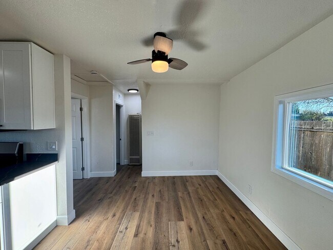 Foto del edificio - 1379 Temple Ave