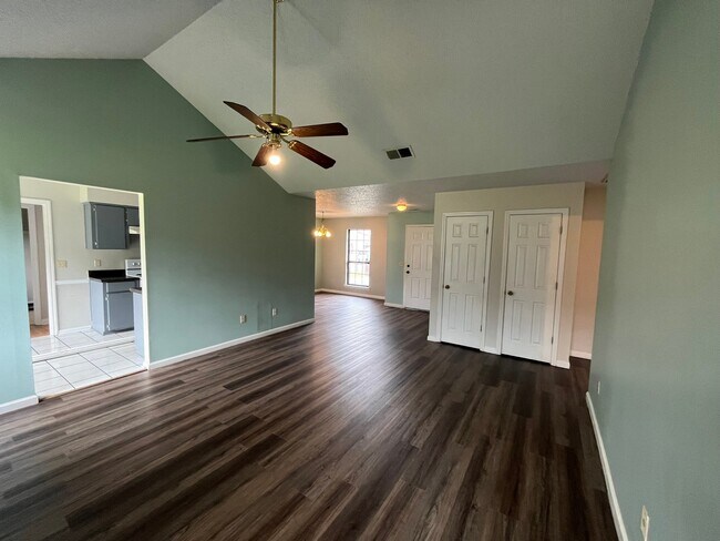 Foto del edificio - 907 Primrose Ln