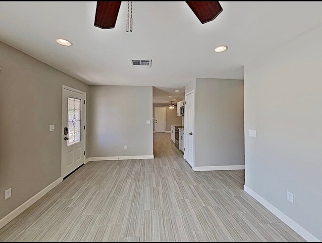 Building Photo - 420 E Tulane Dr