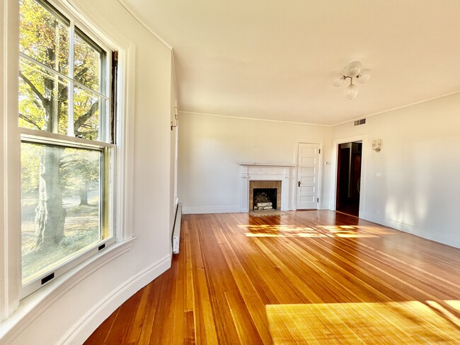 Building Photo - 222 Elm St