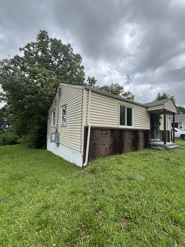 Building Photo - 1300 33rd St Ensley