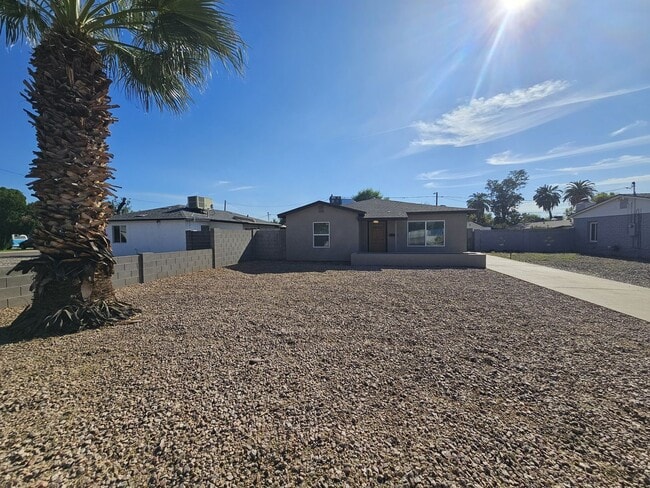 Building Photo - Charming Home 3 bedrooms 1 bath Large Yard.