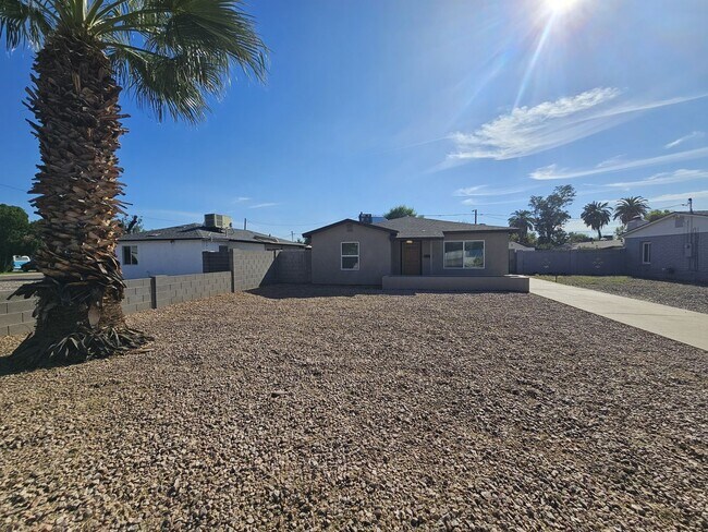 Foto del edificio - Charming Home 3 bedrooms 1 bath Large Yard.