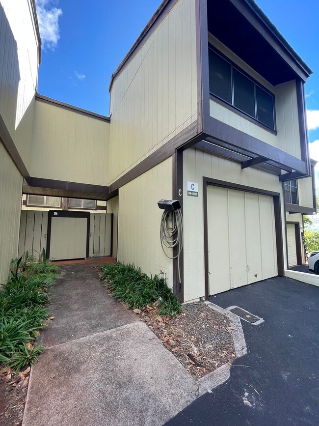 Building Photo - HILLSIDE TERRACE SPACIOUS 3 BED/2.5 BATHRO...