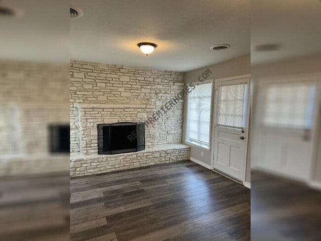 Building Photo - 3301 Eastman Dr