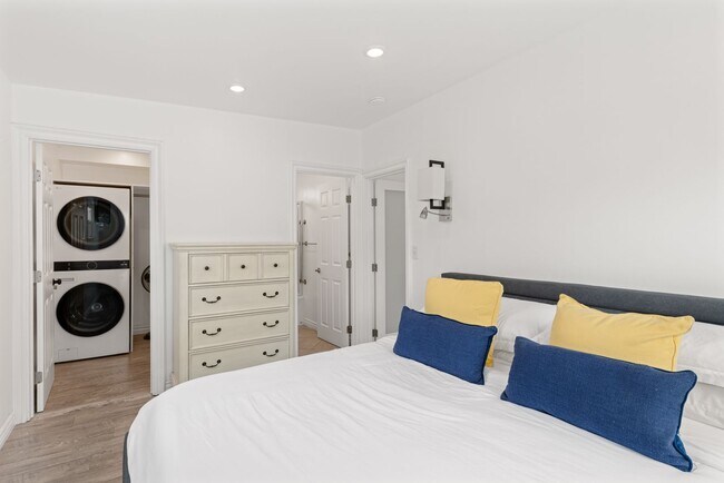 Foto del edificio - Charming 1BR/1BA Cottage - Private Patio w/ Hot Tub - Walk to the Beach