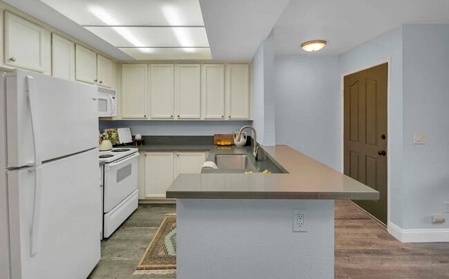 Building Photo - Turnkey ground floor condo in the coveted ...