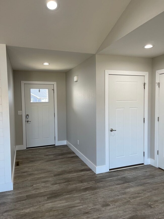 Foto del edificio - Built in 2020! 3 Bed 2 Bath w/ FENCE and UF Walk Out Basement