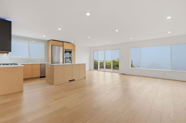 Building Photo - 167 Skyview Way