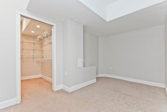 Building Photo - 1 bedroom in Chicago IL 60645
