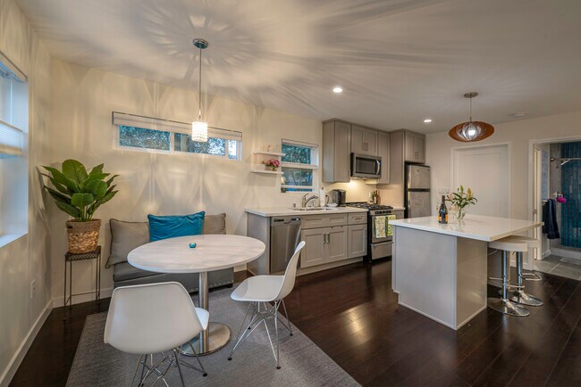Foto del edificio - 7870 Truxton Ave