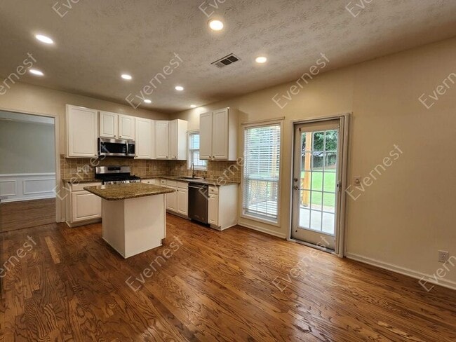 Building Photo - 3371 Shallowford Green Dr