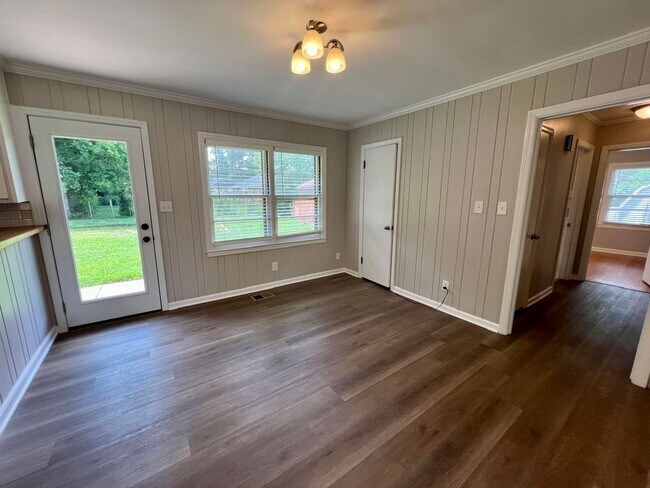 Foto del edificio - 3BR 1.5BA, All Brick Ranch Home *Fenced Backyard*