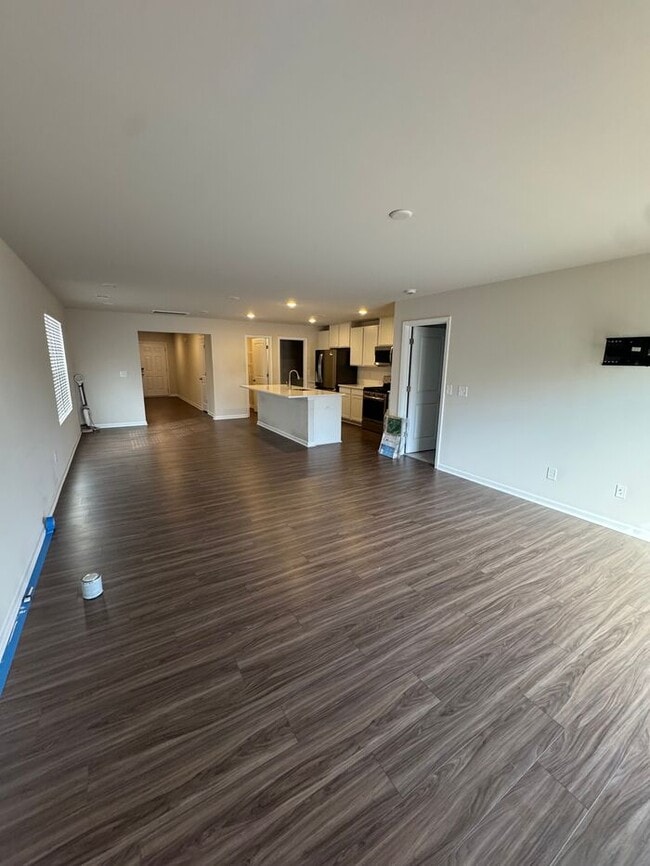 Building Photo - 5BR w/ Backyard & Driveway in Camden, SC